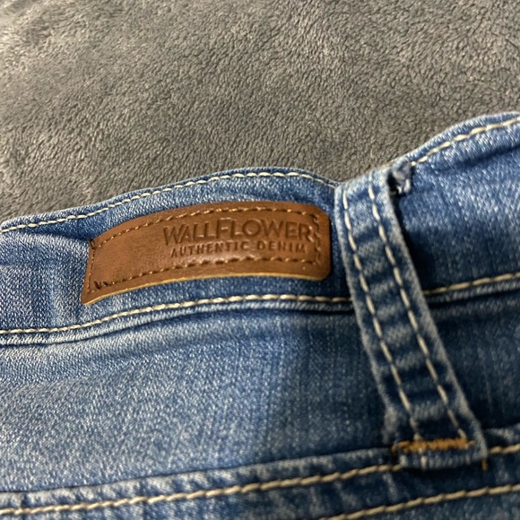 Wallflower Size 7 Denim Shorts - Picture 3 of 7